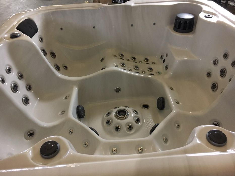 Джакузи  ново 6 места  82 дюзи 2 години гаранция