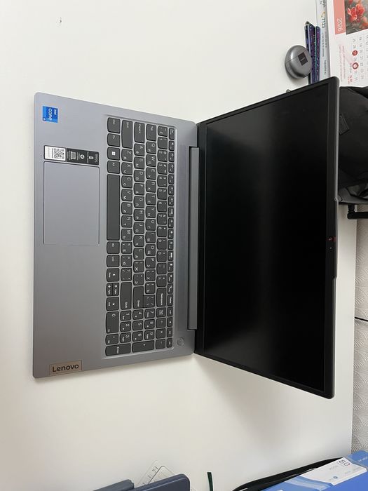 Lenova IdeaPad Slim 3 15IAH8