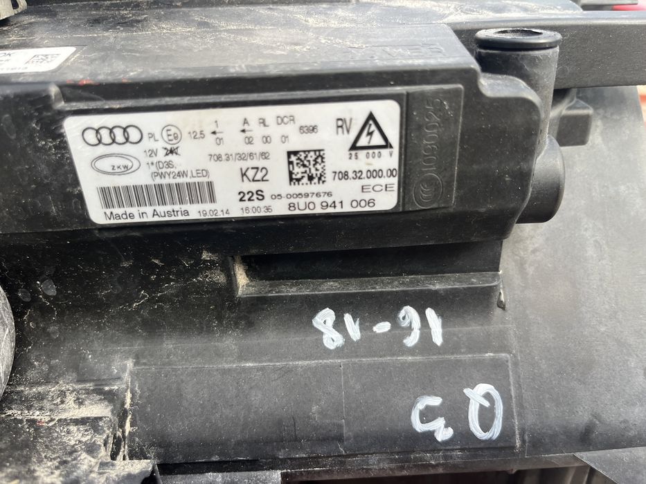 Десен и ляв фар Audi Q3 2011-