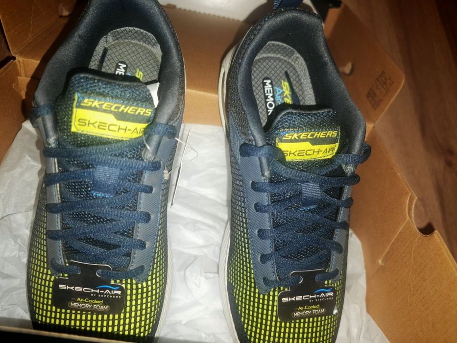 Vând adidași marca Skechers