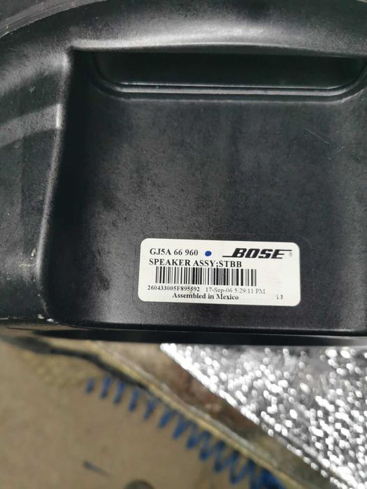 Bose subfwoofer на мястото на резервната гума.