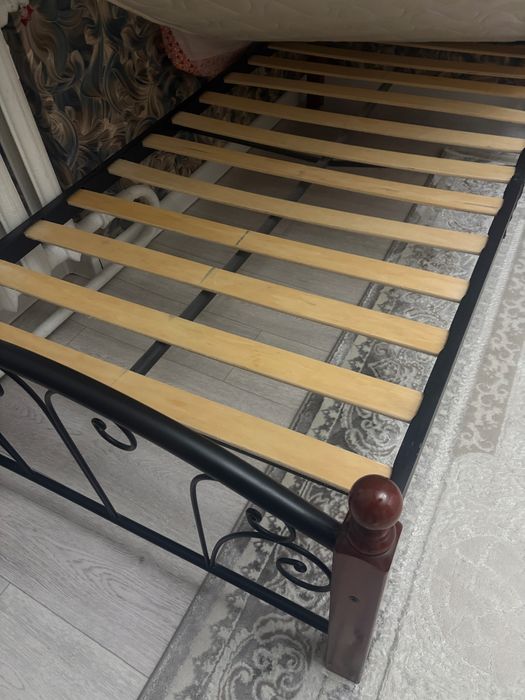 Продам кровать 1*2 м с матрасом