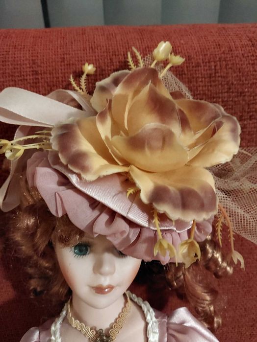 Кукла на подставке в шляпе и с зонтомСтарая