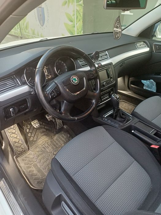 SKODA Superb 2012 — imagine 4