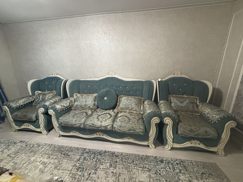 Продам диван с двумя креслом