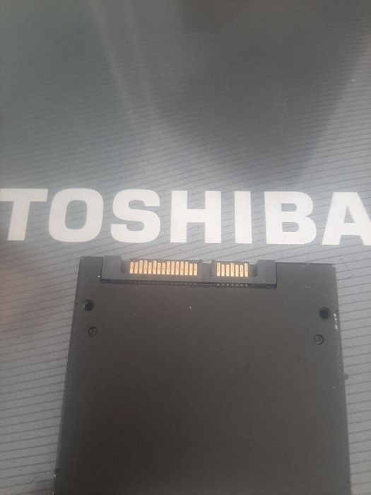 Leptop  Toshiba de 16 inci