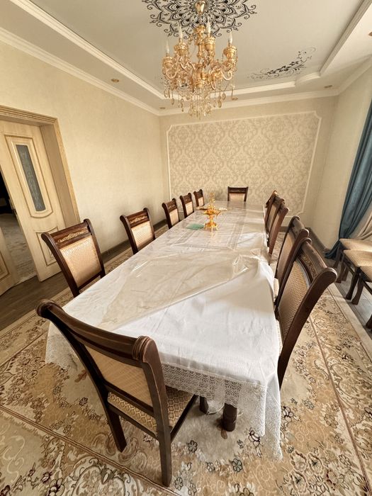 стол и стулья для гостей