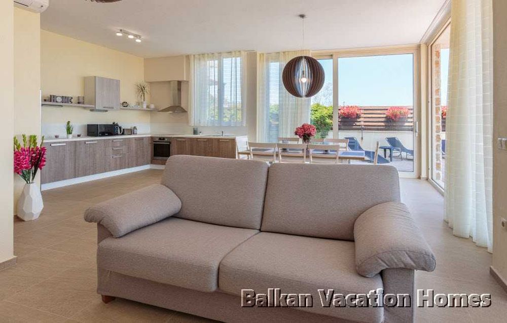 Луксозна вила с 5 спални на брега на морето в Лозенец