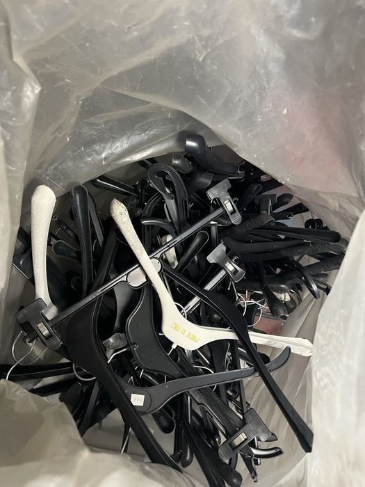 Vand umerase din plastic peste 400 buc bluze si umeras de pantaloni