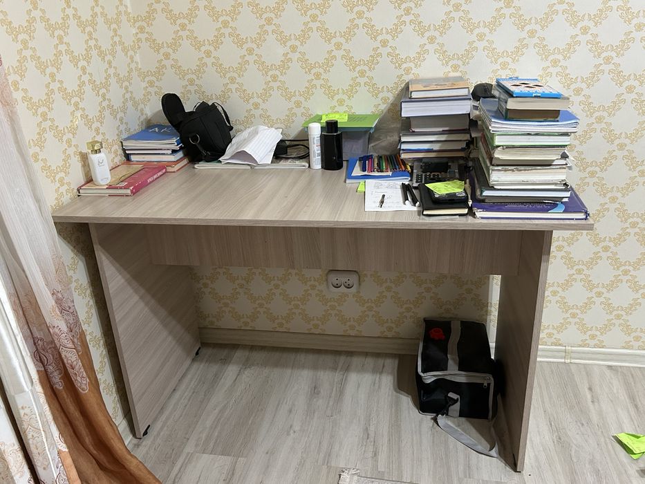 Продается стол 5000тг срочно