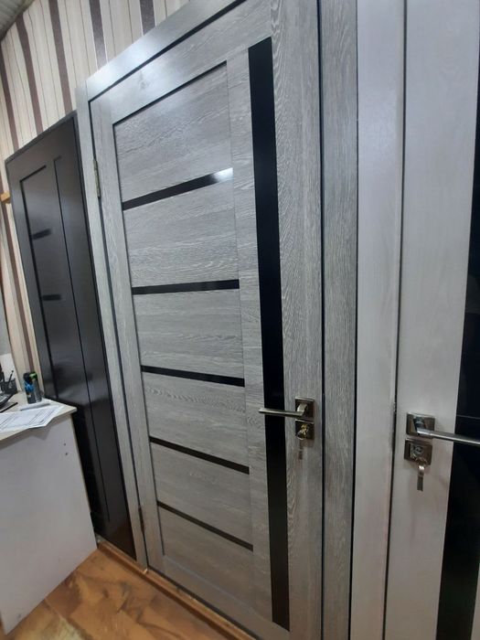 Установка двер и плинтус