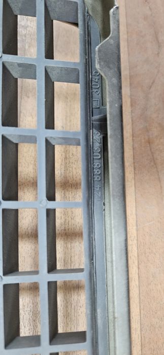 Решетка радиатора Оригинал Mercedes-Benz W124.