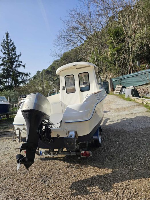 Quicksilver500(5m)Cabina+Mercury 50CP EFI 4T –280h –IMPECABILĂ+Remorca