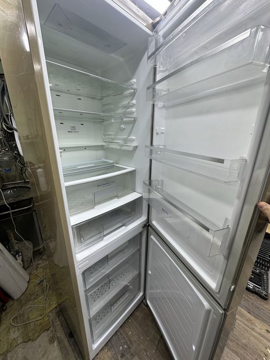 Холодильник LG.