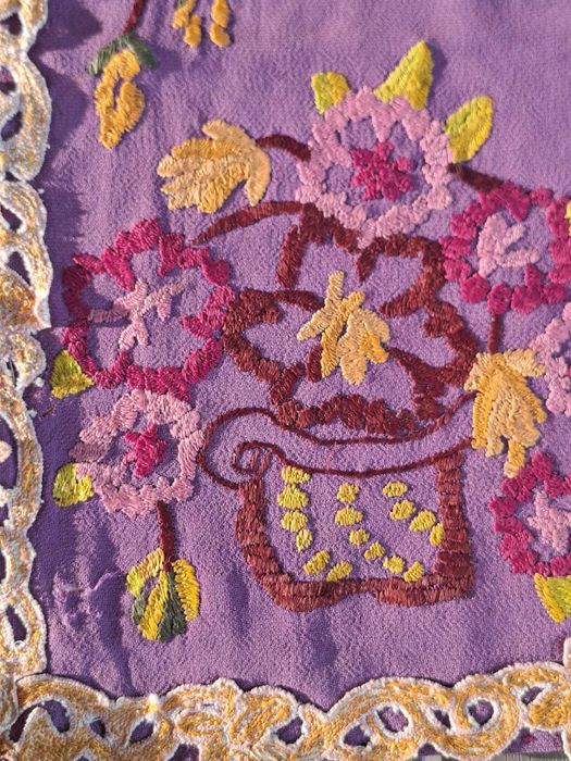 Vând catrință / opreg vechi din Banat – culoare lila/mov (piesă rară), broderie florală