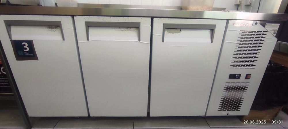 Стол холодильник Polaris 3х секционный Работает от 220в.Мотор инвектор