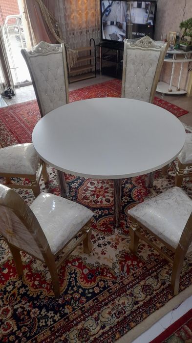 Акция.  Срочно продаются новый стол стулья.