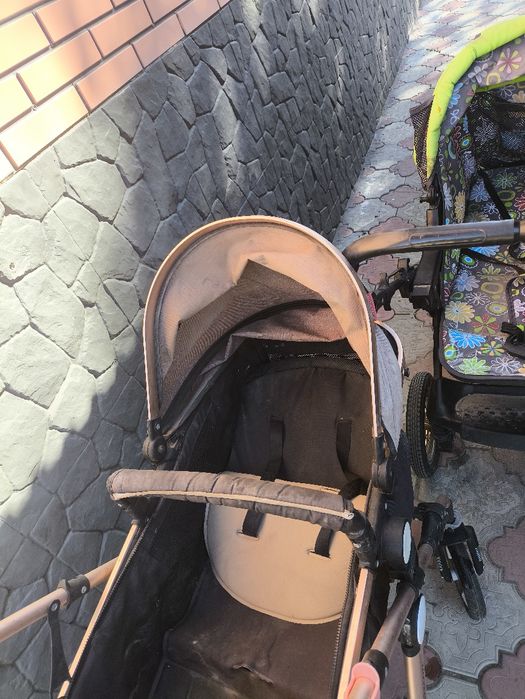 Продам коляску,одну отдам бесплатно