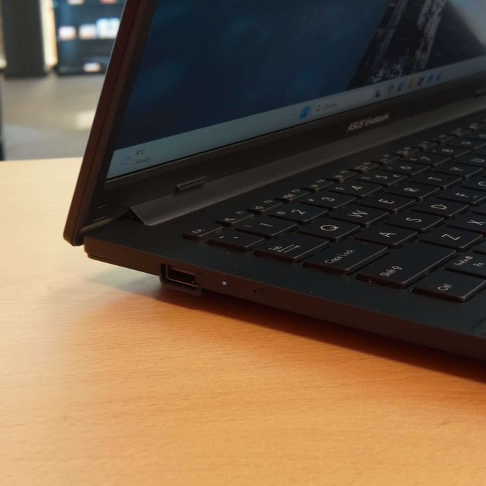 Laptop Asus Vivobook L1504F 15.6'' AMD Ryzen 5 7250U 16 GB DDR4, 512 GB, Midnight