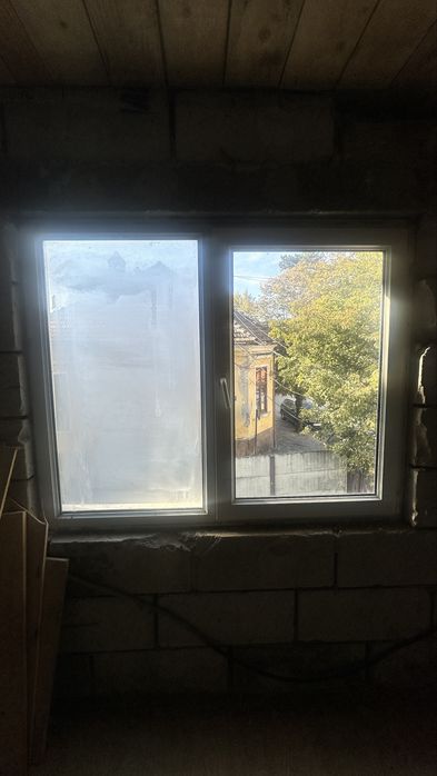Vand Geamuri, uși, in stare foarte buna, le scoatem toate pentru ca renovam si punem lemn stratificat! Pt cei interresati 0749529086! Pret fosrte bun!