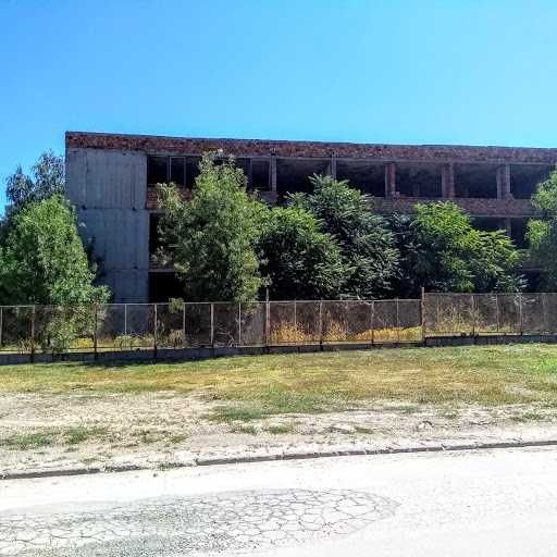 Продавам промишлена сграда в строеж и парцел