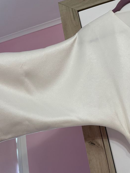 Бяла сатенена рокля