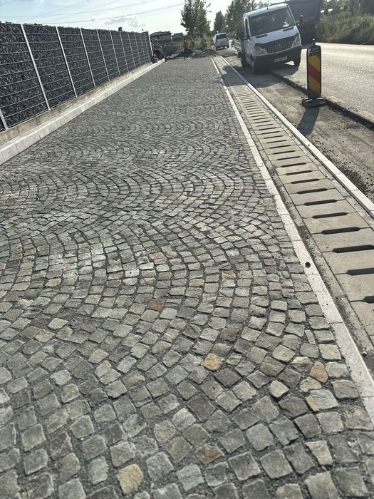 Vând piatră cubică de pavaj istoric și montez