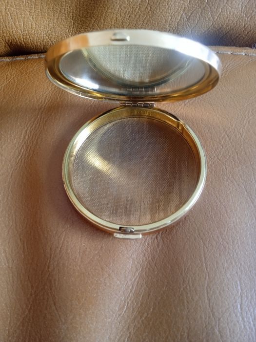 Cutie de pudra foarte veke an stare foarte buna