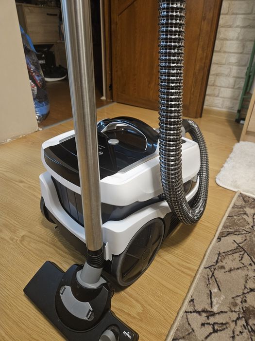 Прахосмукачка за мокро и сухо почистване BOSCH BWD421PRO. 

Може д
