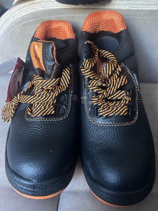 Продам новые осенние рабочие ботинки