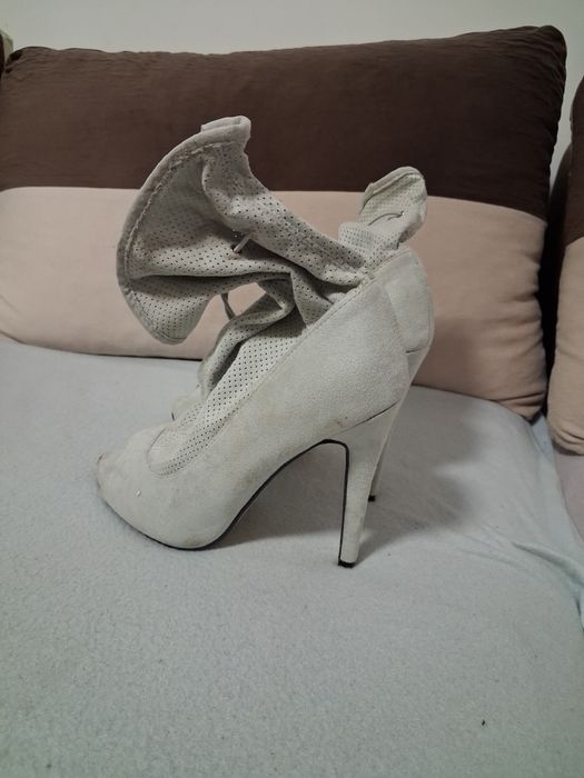 Vând pantofi noi din piele intoarsa