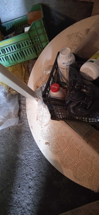 Два фотьойла без диван и кръгла маса.