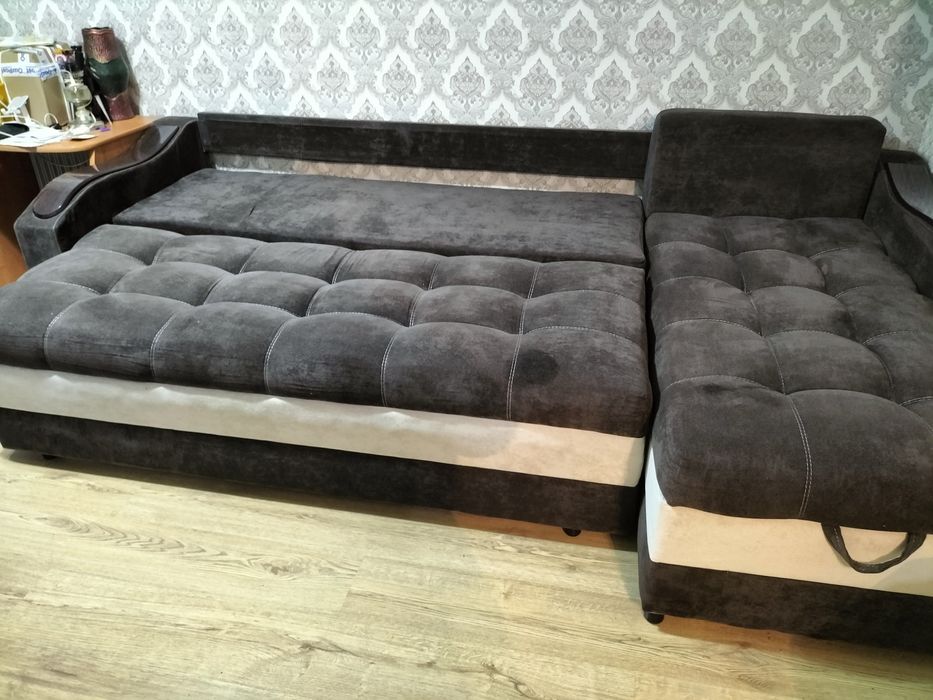 Продается диван для гостиной .