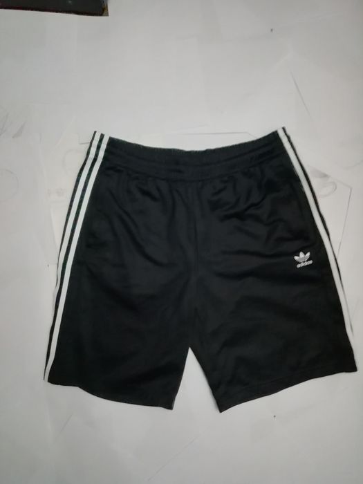 Pantalonii adidas (nu nike, nu stussy, nu charhart)
