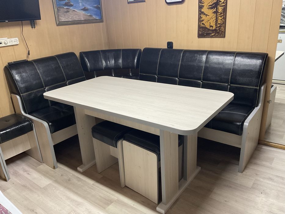 Продаю угловой кухонный диван .