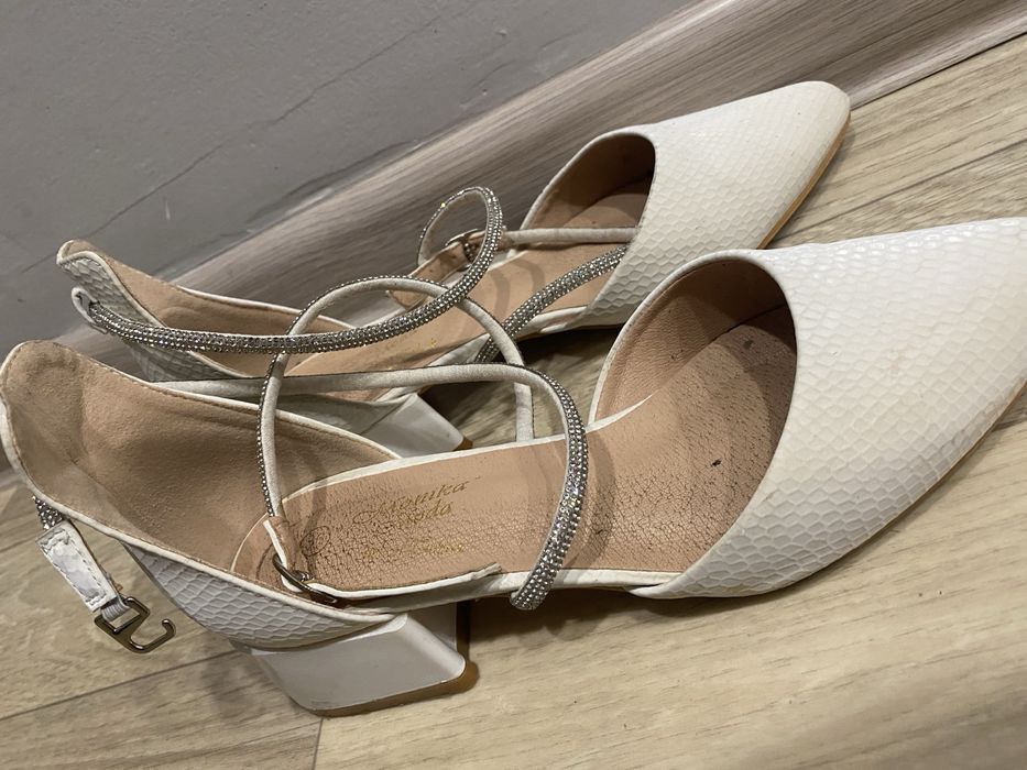 Продам туфли белые