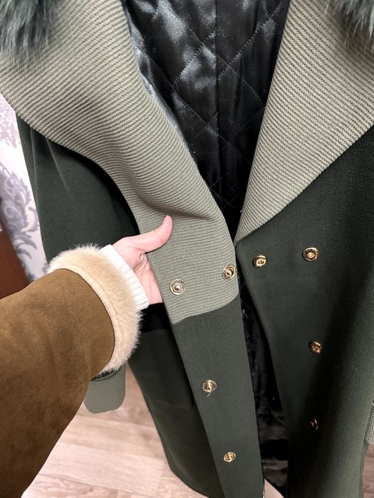 Ayollar paltosi sotiladi