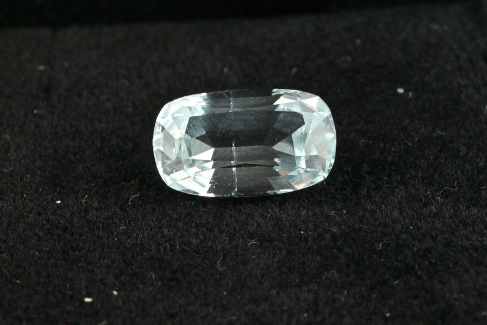 Аквамарин 5.85 карата, размер 14,6х8,9х6,8мм Сертификат