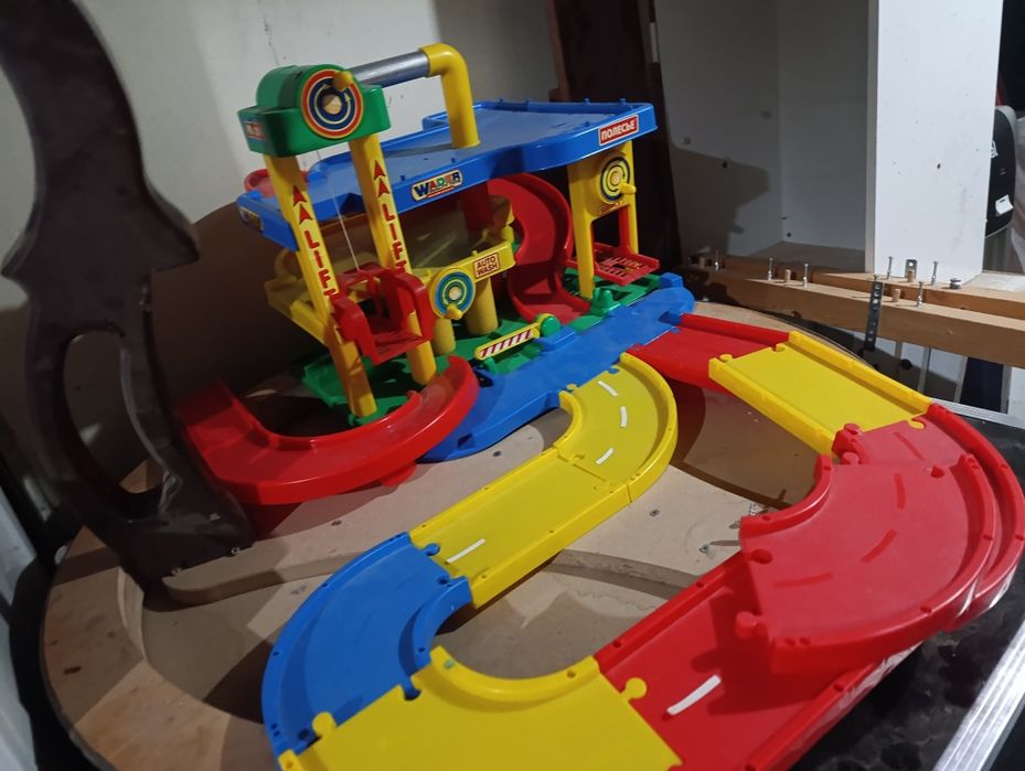 Игрушка гараж машинки дорога