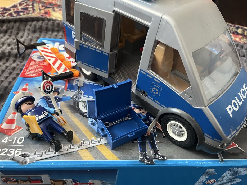 Полицейски бус на Playmobile