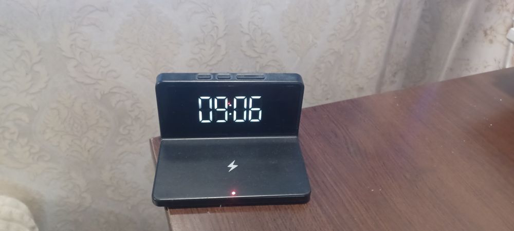 Incarcator wireless cu ceas
