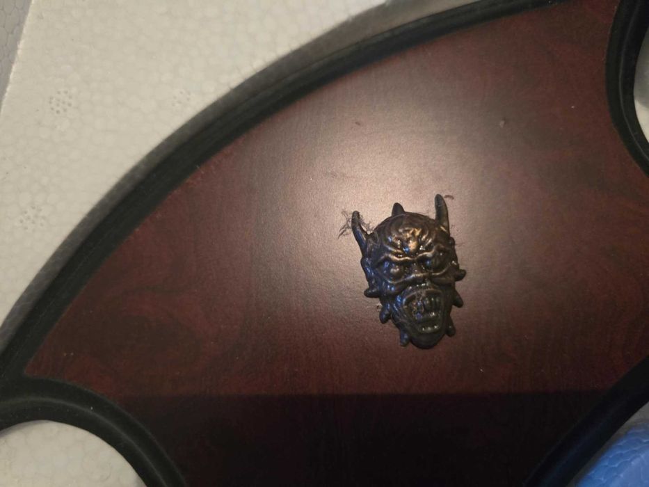 Герб за стена метален на дървена основа.