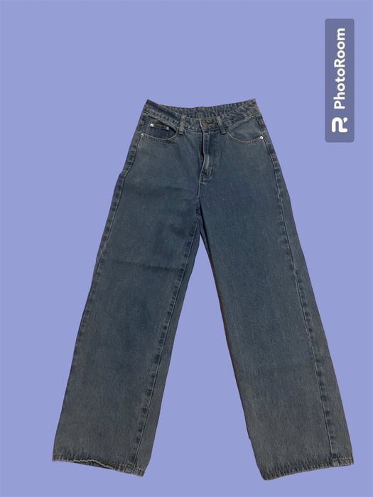 Blugi de culoare albastra