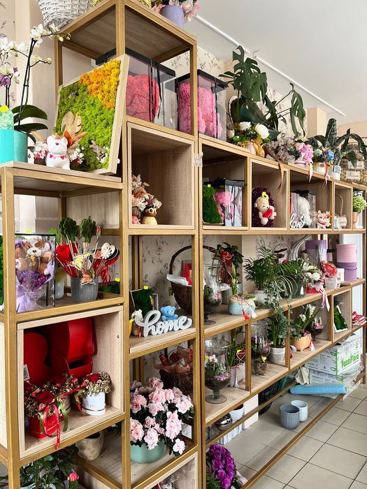 De vânzare - Mobilier + accesorii pentru florărie / atelier creativ