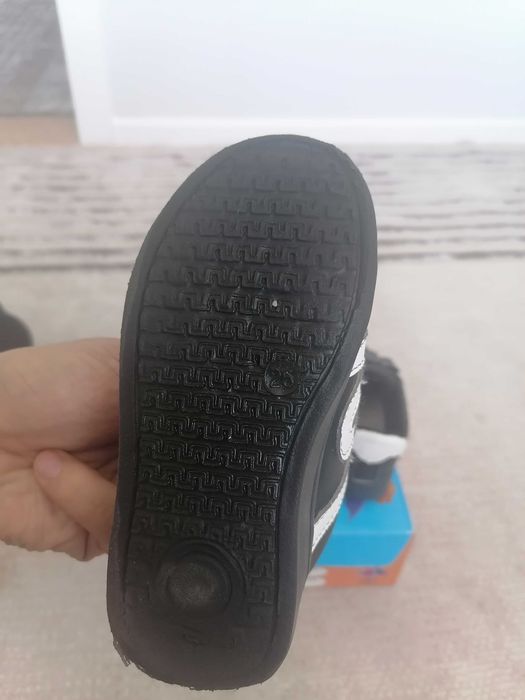 Продам детские кроссовки размер 25