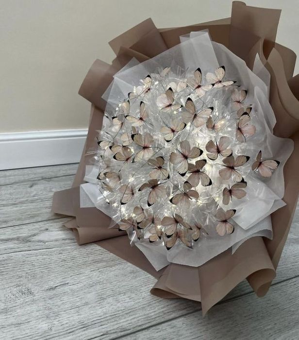 Атласные розы бабочки