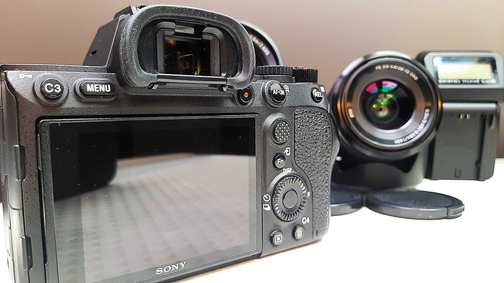 Sony Alpha A7R IV със Sony FE 85 мм f/1.8, Sony 28-70mm f/3.5-5.6 OSS