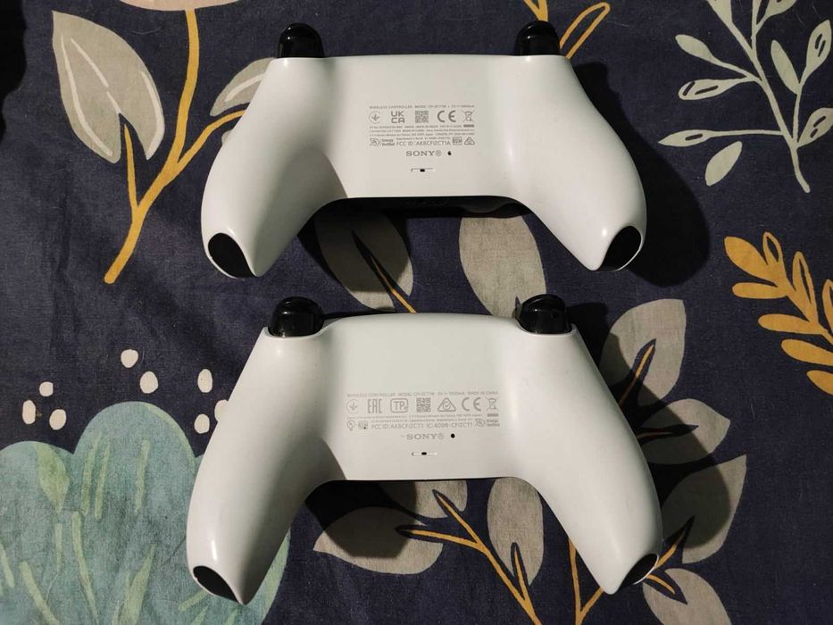 Два оригинални DualSense контролера за PS5