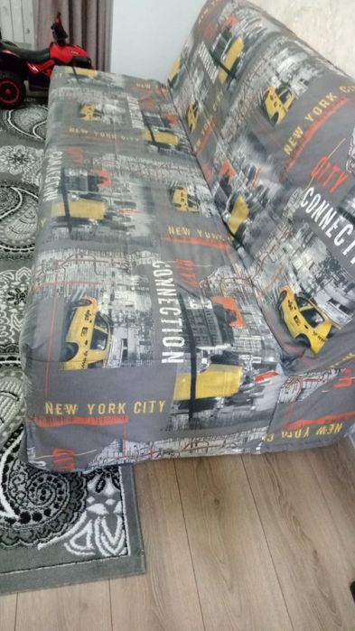 Продам диван с чехлом