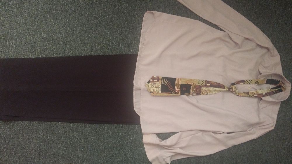 Абитуриентски костюм